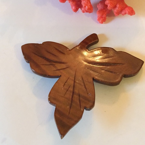 Engraved leaf wood brooch - Picture 2 of 3